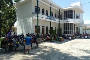 Dừng hỗ trợ sau bão ở Khánh Hòa vì dân phản ứng