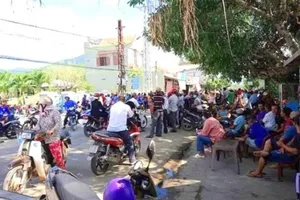 Dân vây trụ sở, giữ cán bộ, đòi thả người