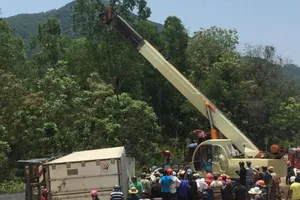 Xe tải lật đè 2 người trong ô tô con tử vong 