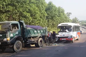 Xe khách tông đuôi ô tô tải, 2 cháu nhỏ tử vong