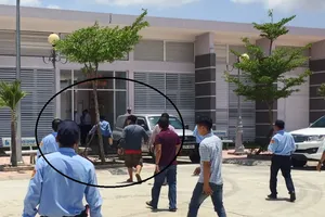 Tài xế cầm đá xông vào trạm đánh nhân viên BOT Ninh Lộc