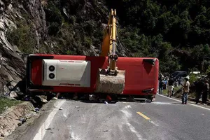 Xe chở công an hưu trí lật trên đèo, 17 người thương vong