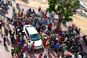 Người dân vây đôi nam nữ đi ô tô vì nghi đi bắt cóc trẻ em