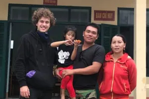 Du khách Đức cứu trẻ đi lạc trên đèo Cả giữa đêm khuya