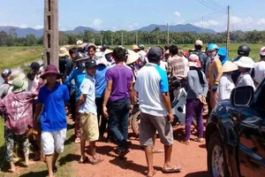 Dân vẫn giữ xe cán bộ yêu cầu đối thoại dự án điện mặt trời