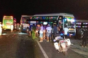 Xe khách lùi ra quốc lộ, 5 người thương vong 