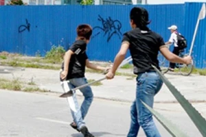 Bắt giam 4 người chém chết công an viên