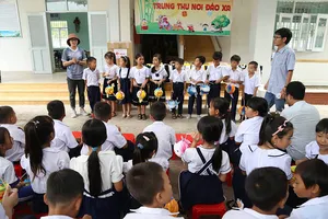 Nhà báo mang Trung thu đến học sinh nơi đảo xa