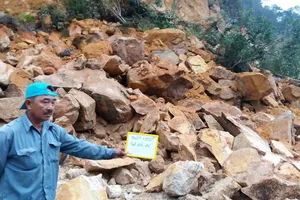 Đường Nha Trang-Đà Lạt sạt lở, chỉ lưu thông 1 làn xe