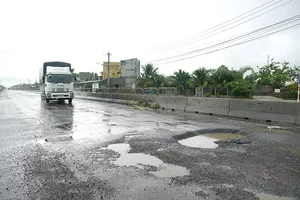 Thanh tra quốc lộ 1 mới làm đã hư hỏng nặng