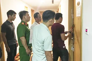 Chủ căn hộ khách sạn bị nhốt, đe dọa