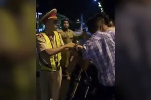 CSGT ngã là do trượt chân, chứ không phải bị đánh 