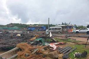 Lốc bất ngờ ập xuống Gành Đá Dĩa, hàng chục du khách bị thương