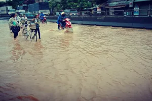 Nước tràn qua quốc lộ 1 ở Phú Yên chia cắt nhiều xã