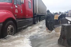 Lũ dâng cao, quốc lộ 1 qua Cam Ranh tê liệt