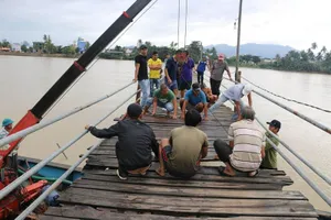 Sập cầu gỗ ở Nha Trang, 3 xe máy rơi xuống sông