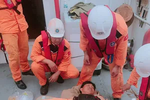 Cứu 4 thuyền viên Philippines bị thương trên biển