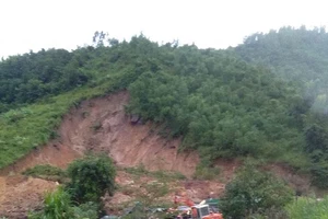 Sạt lở núi, 3 người trong gia đình bị chết, mất tích