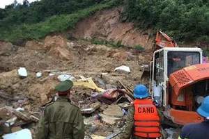 Xác định 3 người cùng gia đình bị vùi chết do sạt lở núi 