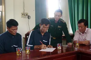 Ngư dân Bình Định cứu 2 người Philippines trên biển Trường Sa