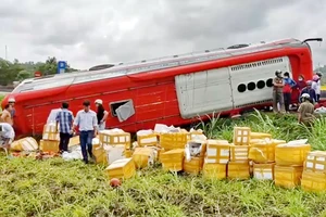 Xe khách lật trên quốc lộ 1, 20 hành khách hoảng loạn