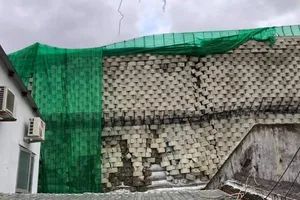 Không có chuyện cho tồn tại tường chắn khổng lồ trái phép