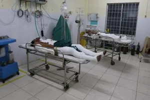 Phạt nhậu bằng xăng, 5 thanh niên bỏng nặng