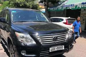 Doanh nhân lái xe Lexus lao vào đám tang hoảng loạn ở công an