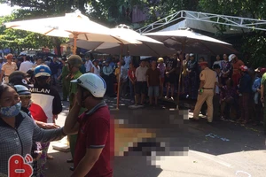 Kinh hoàng: Xe Lexus lao vào đám tang, 10 người thương vong