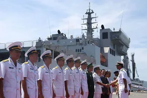 2 tàu Hải quân Ấn Độ luyện tập chung với Hải quân Việt Nam