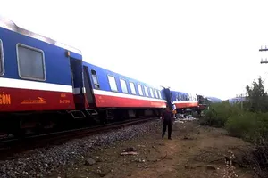 Tàu lửa trật bánh, đường sắt tắc 5 tiếng đồng hồ