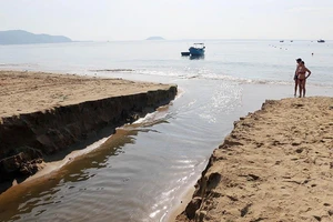 Nước thải đen ngòm lại đổ thẳng ra biển Nha Trang