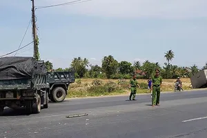 Cắt cabin giải cứu tài xế bị kẹt gãy chân