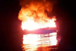 Tàu 6 tỉ bốc cháy ở Trường Sa, 11 ngư dân lênh đênh trên biển