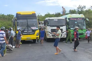 Ô tô tải mất lái khi đổ đèo gây tai nạn cho 5 xe khác