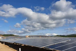 5 tháng làm xong một tổ hợp điện mặt trời