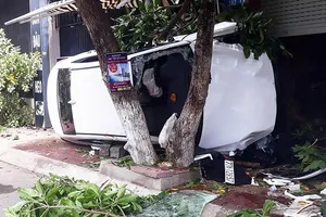 Xe 4 chỗ lao lên vỉa hè, 2 người thương vong
