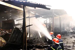 Cứu cụ già và em bé trong đám cháy chợ lúc rạng sáng