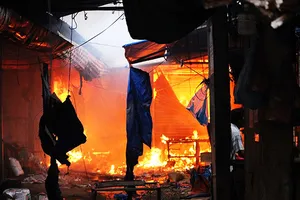 Thiếu nước chữa cháy, ngọn lửa bao trùm chợ Mộc Bài