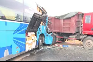 Tai nạn giữa xe giường nằm và xe ben, 3 người bị thương nặng