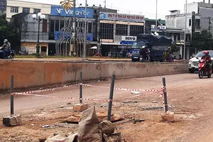 Một cháu bé rớt xuống hố ga bị nước cuốn trôi