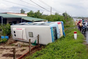 Đập kính giải cứu hành khách trong xe buýt lao vào nhà dân