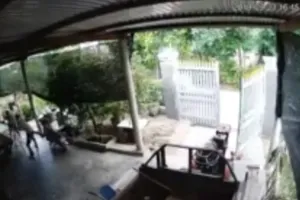 Cầm gậy xông vào đánh hàng xóm, bị chém tử vong