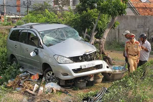 Tàu lửa húc văng xe bảy chỗ, tài xế bị thương
