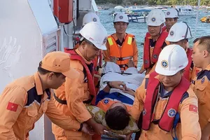 Vượt hơn 250 hải lý, đưa ngư dân đang nguy kịch vào bờ cấp cứu