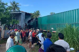 Xe container đâm vào nhà ven đường, một người tử nạn