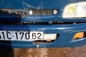 Tài xế chở gỗ lậu tông thẳng ô tô vào xe kiểm lâm 