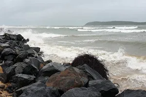 Phú Yên bắt đầu mưa lớn, tất cả căng mình chống bão