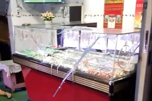 Cướp tấn công vợ chồng chủ tiệm vàng khi đang xem đá bóng