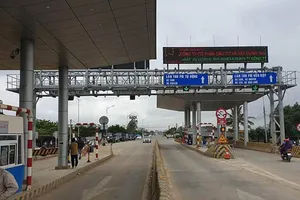 Tài xế tiếp tục phản đối tại trạm thu phí BOT quốc lộ 26 